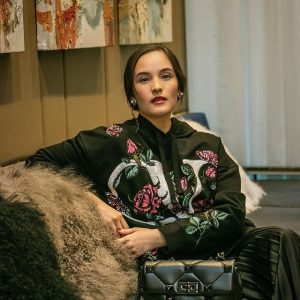 EASY TRICK TO ELEVATE YOUR ALL BLACK LOOK: CHELSEA ISLAN IN VALENTINO