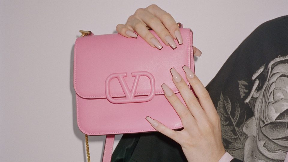 Utilgængelig Gå op Stige 5 Ways Celebrities Carried Their Valentino Garavani Vsling Handbags