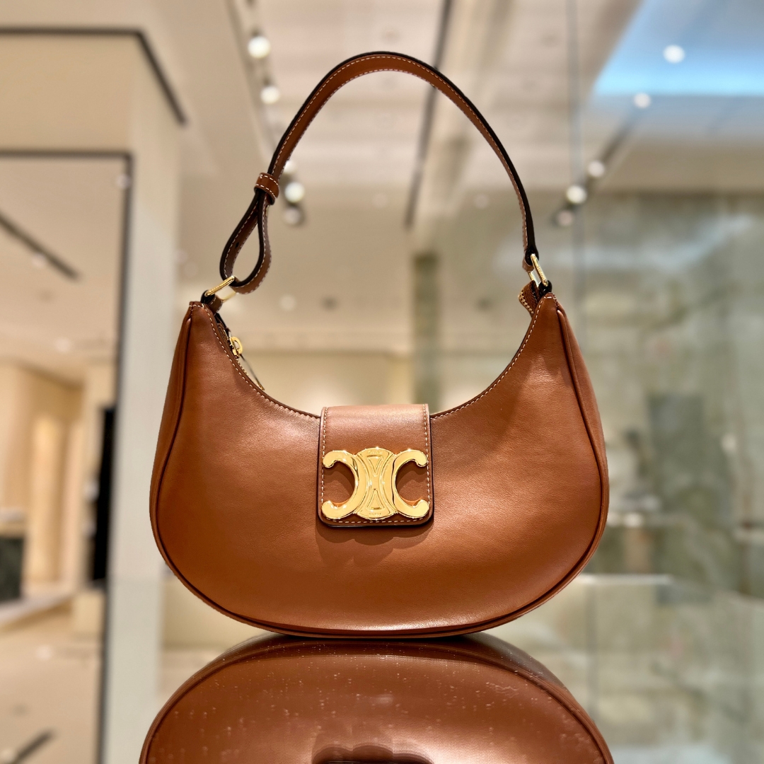STYLE Edit: Celine's cute, Paris-inspired Teen Chain Besace bag debuted in  the luxury fashion house's autumn 2022 collection and pays tribute to the  Arc de Triomphe, the French city's storied monument