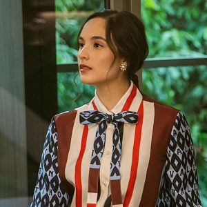 WHAT’S INSIDE HER BAG: CHELSEA ISLAN AND THE VALENTINO ROMAN STUD BAG